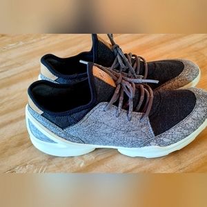 Ecco size 37 tennis shoes, new condition